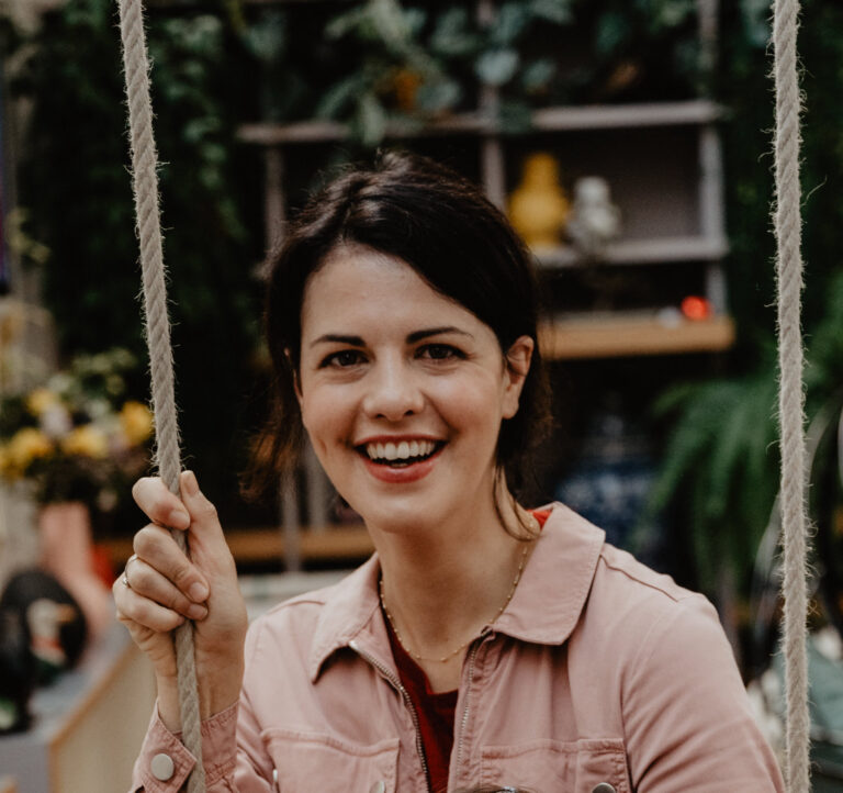 Portrait de Sophie de Roquemaurel sur une balançoire